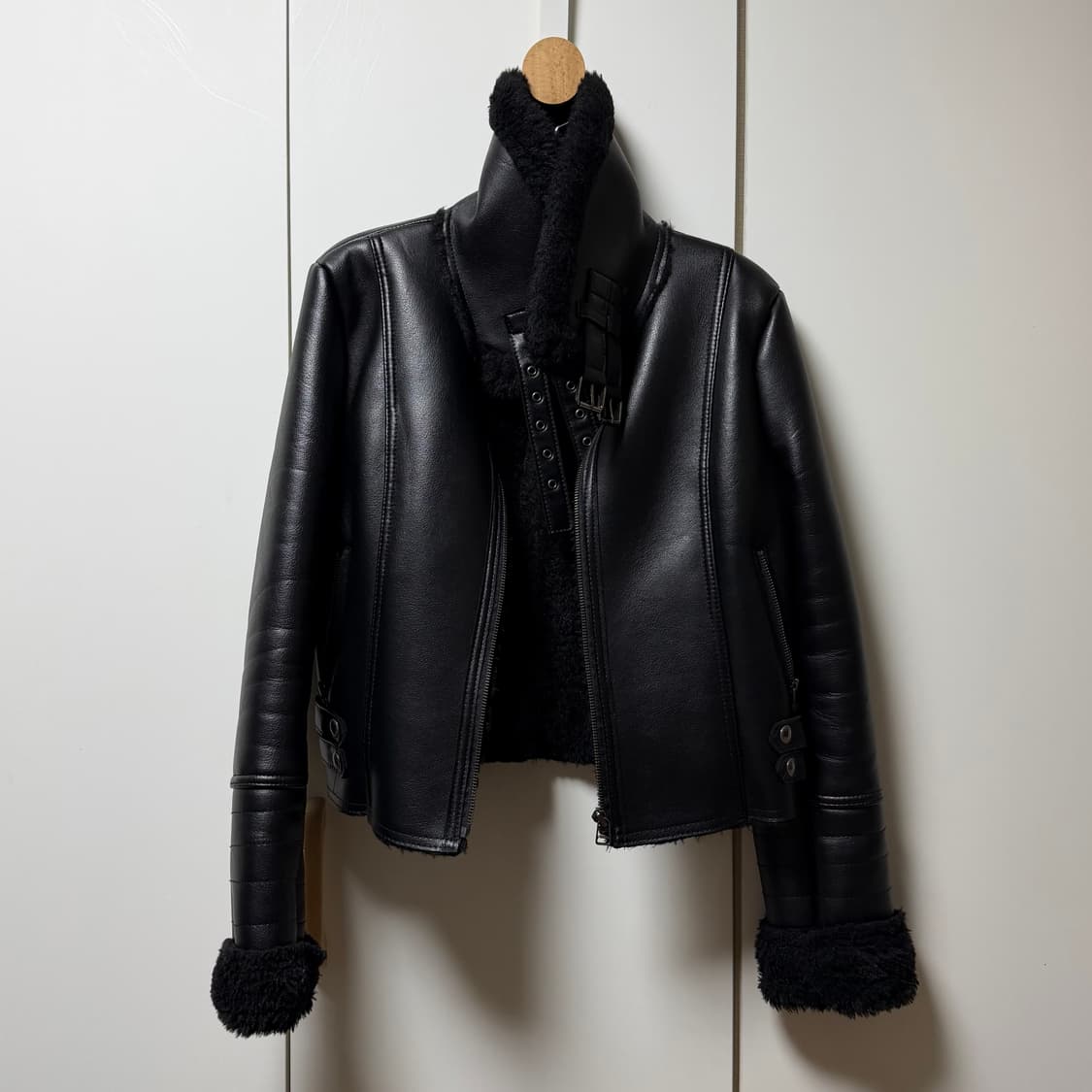 블랙 하이넥 퍼 카라 크롭 무스탕 자켓 상품이미지2