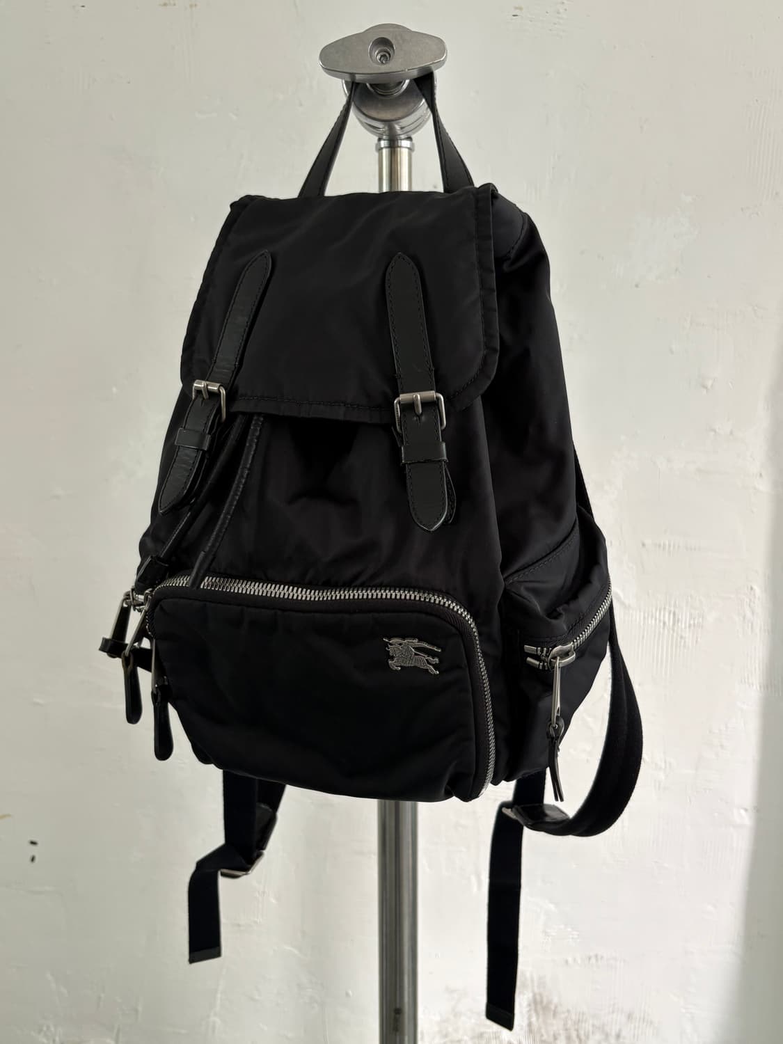 Burberry 버버리 블랙 컬러 미디엄 나일론 백팩 상품이미지1