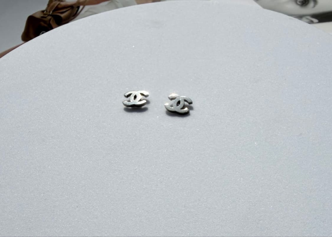 샤넬 심플 실버 이어링 상품이미지2