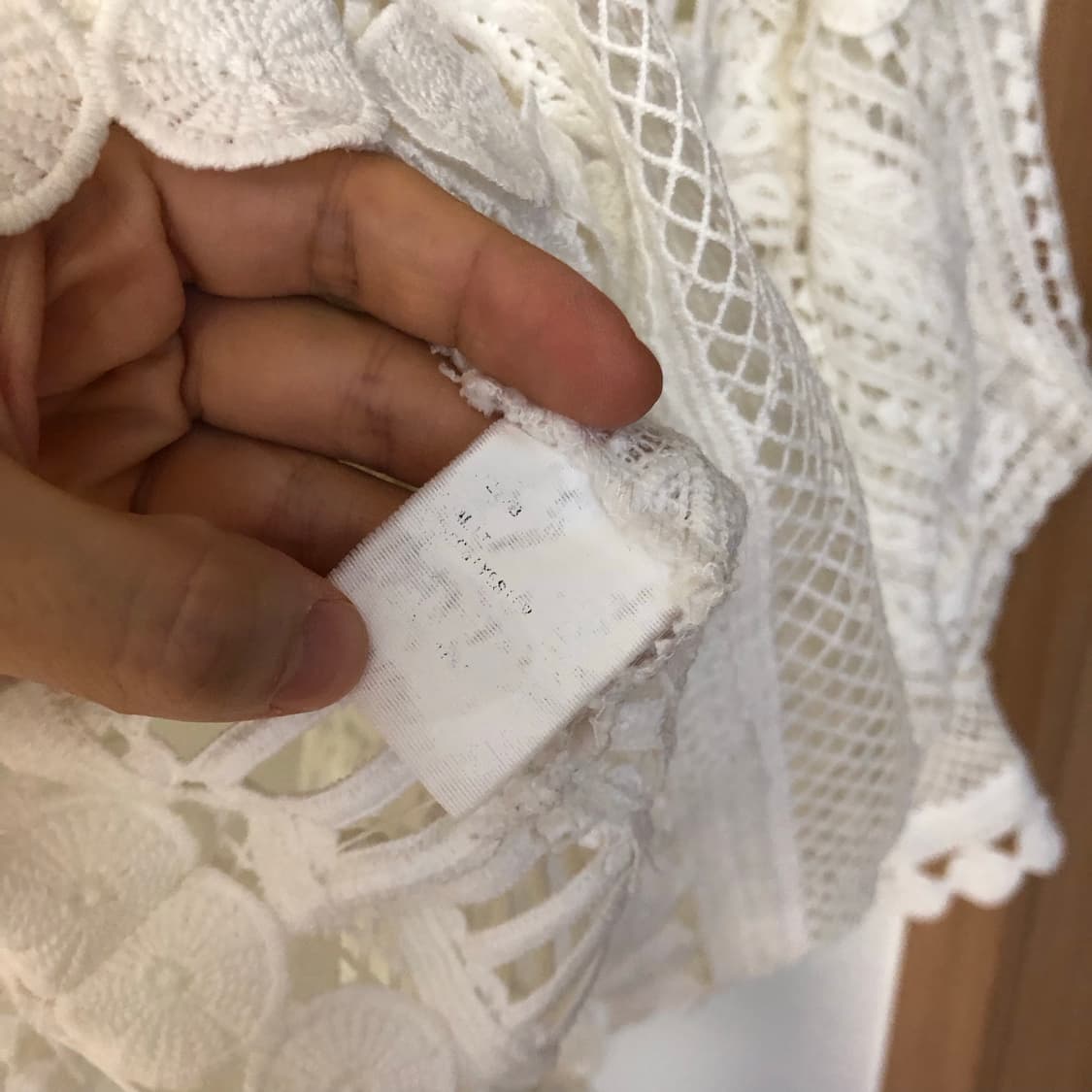 이자벨마랑 펀칭 뜨개 레이스 아일렛 벌룬 퍼프 네트 블라우스 시스루 상품이미지5