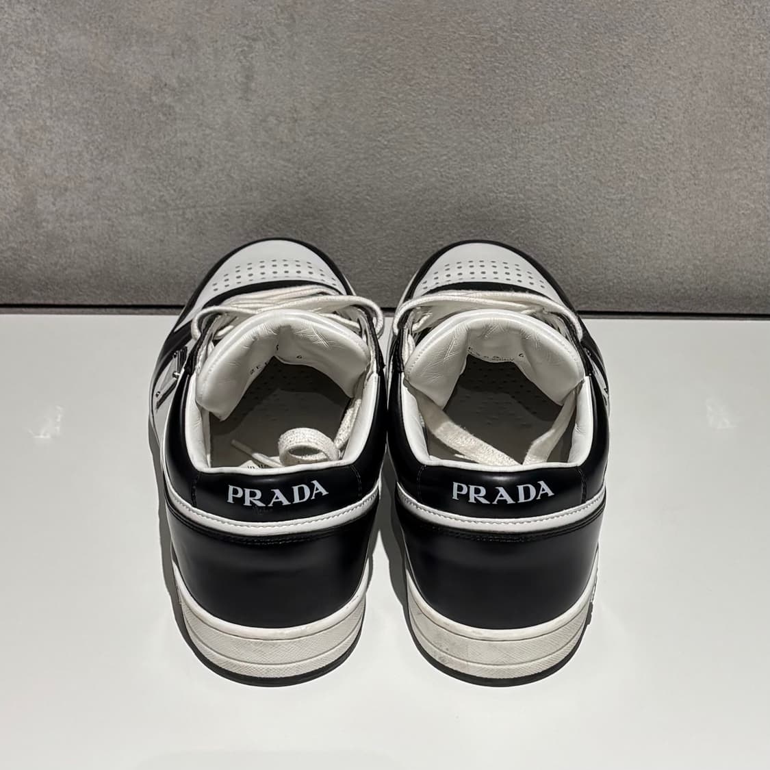 프라다 삼각로고 다운타운 스니커즈 상품이미지4