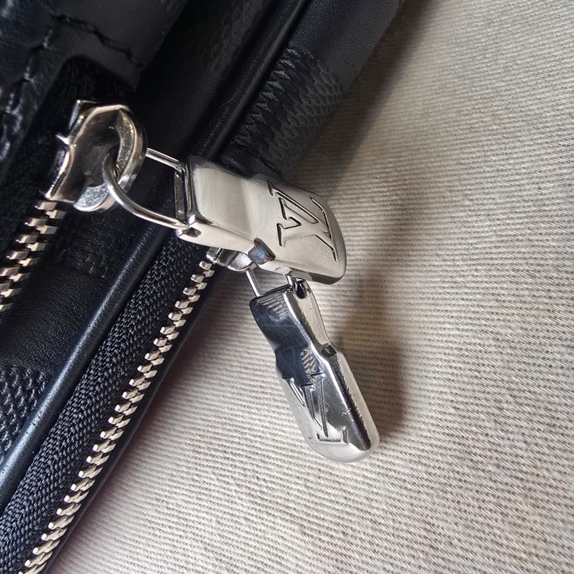 [중고/정품] 루이비통 에비뉴 슬링 백 다미에 인피니티 상품이미지4