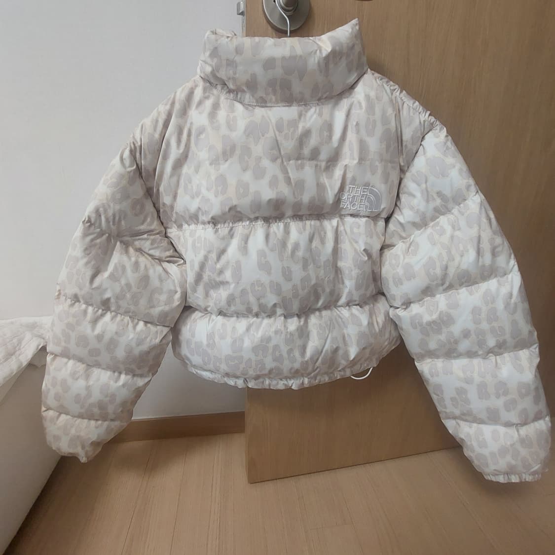노스페이스 갸루 호피 크롭 패딩 실버그레이 상품이미지4