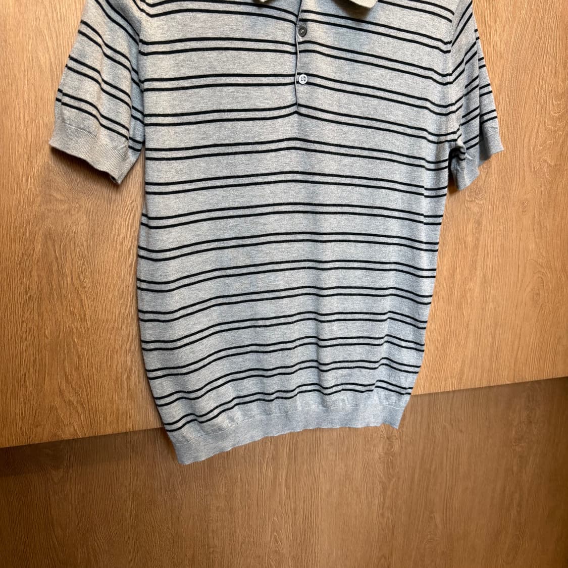 마가렛호웰 반팔 니트 카라넥 스트라이프 패턴 디테일 레귤러핏 그레이 상품이미지4