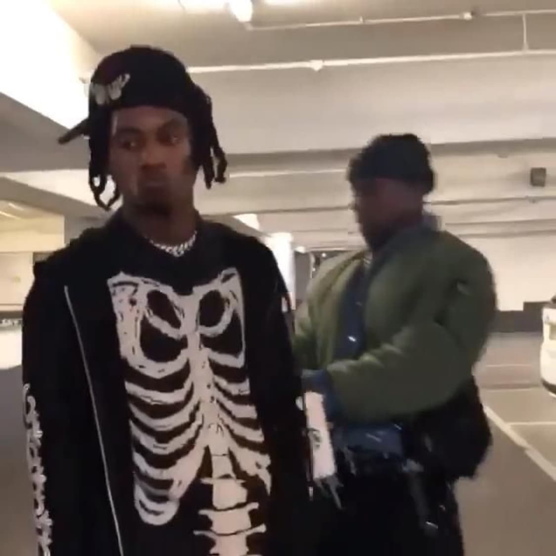 생로랑 18FW 스켈레톤 니트 스웨터 플레이보이 카티 착용 모델 상품이미지3