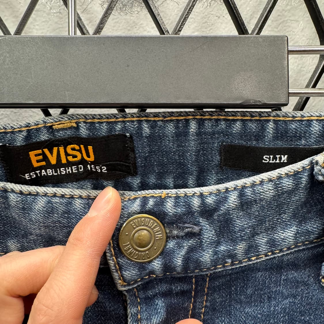 에비수 슬림핏 워싱 데님 팬츠 후면 갈매기 로고 포인트 중청 상품이미지6