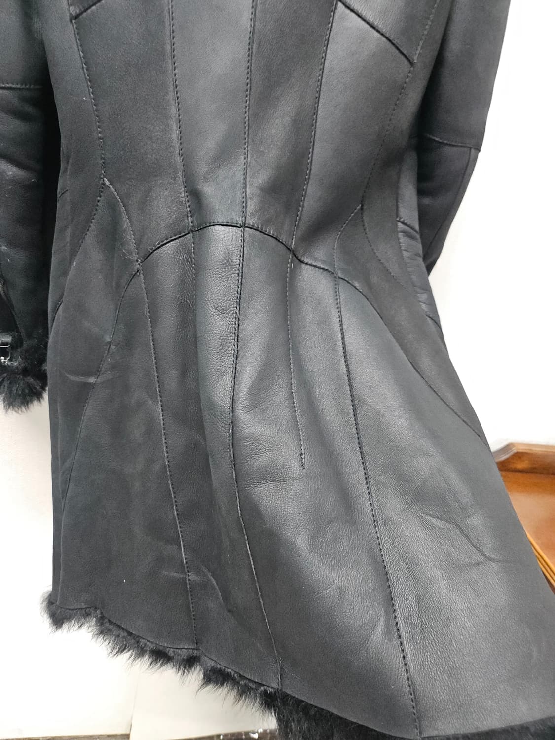 모네타 블랙 무스탕 롱 코트 마른55 상품이미지3