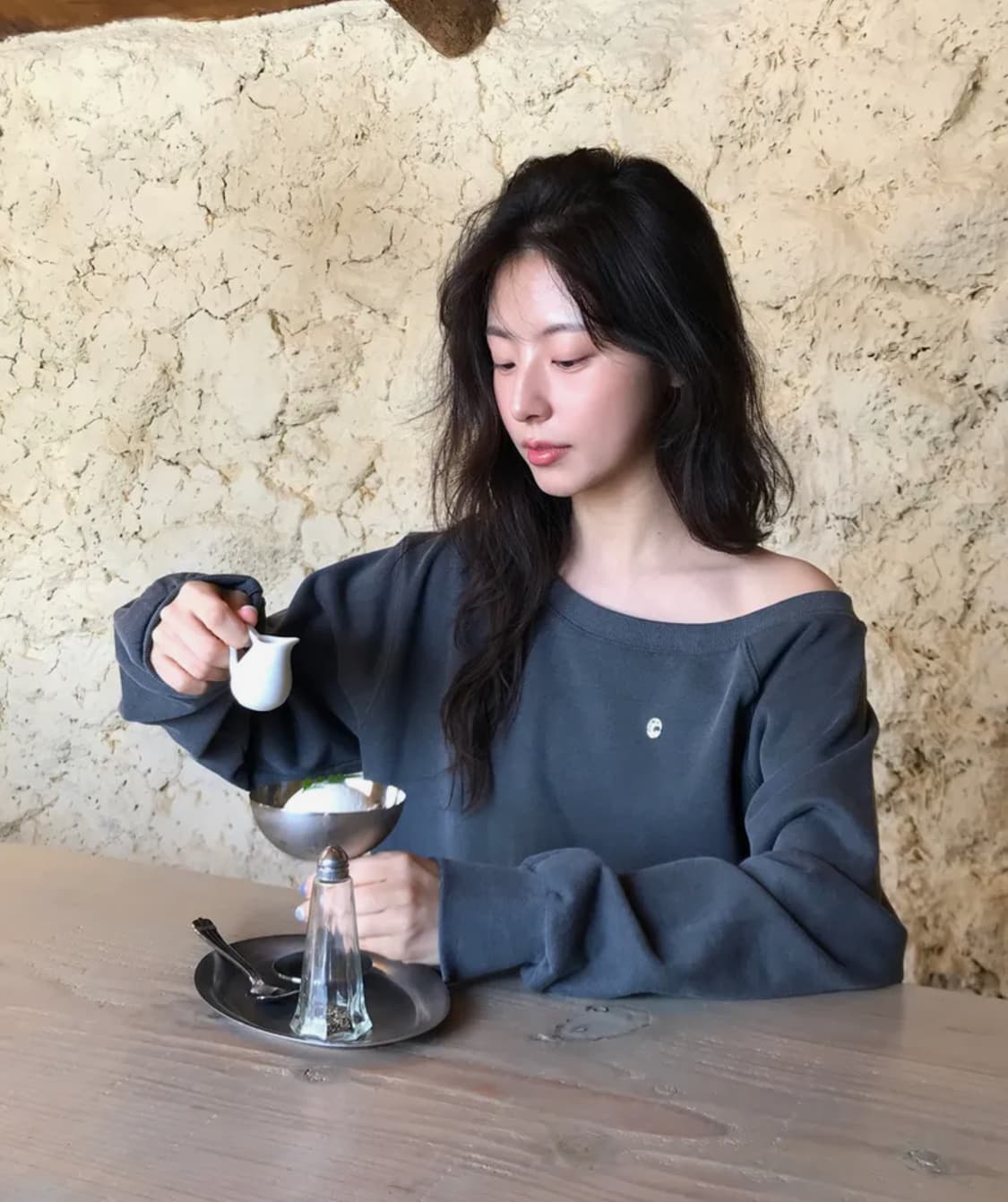 레터프롬문 오프숄더 맨투맨 상품이미지1