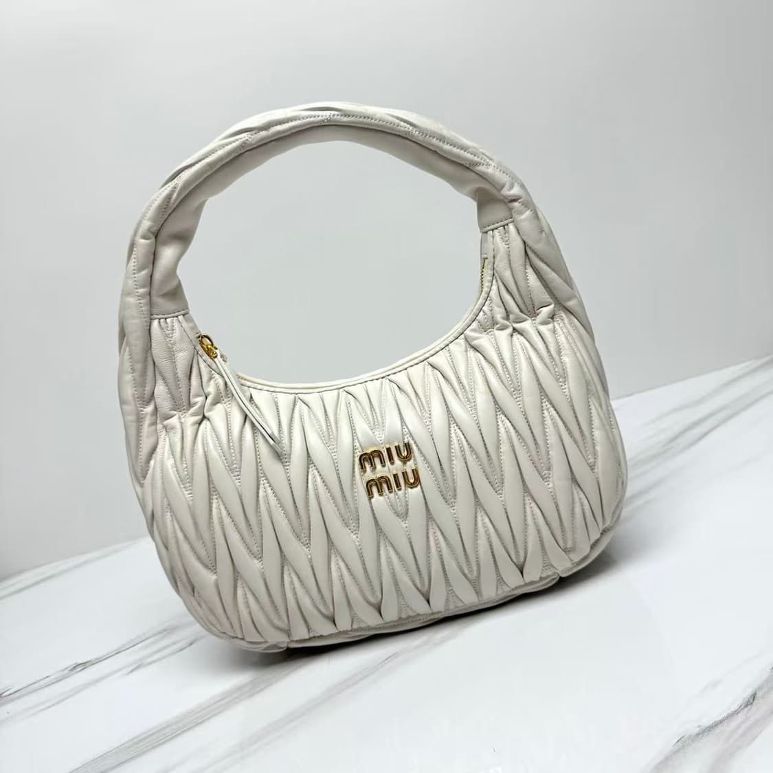 미우 미우 원더 마틀라세 나파 레더 호보백 화이트 상품이미지1