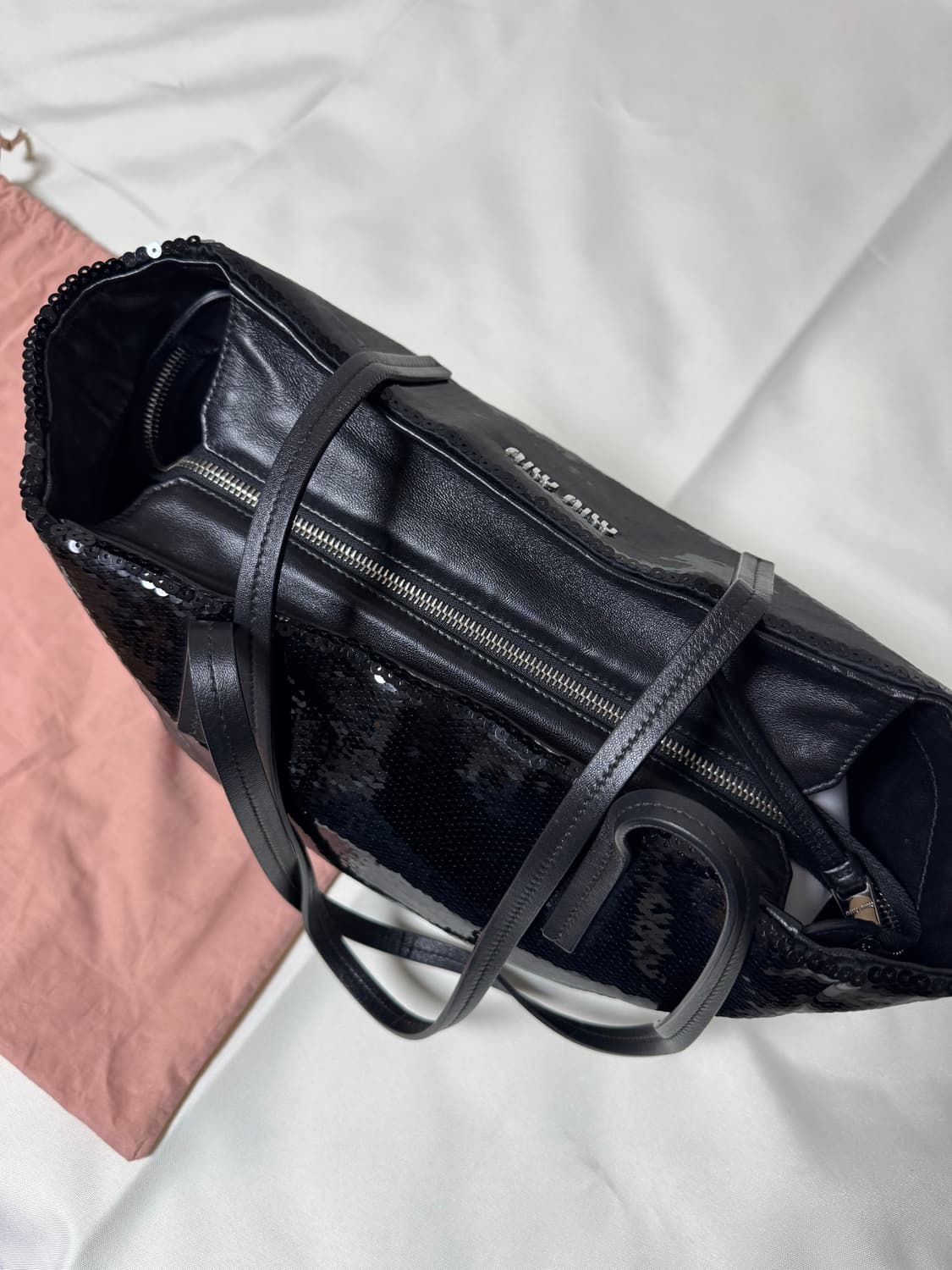 미우미우 실버 시퀸 로고 쇼퍼백 상품이미지3