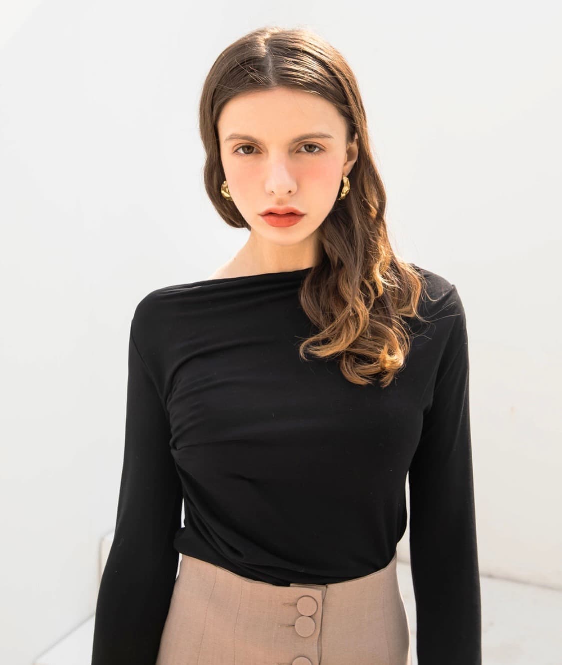 320쇼룸 사이드 핀턱 보트넥 티셔츠 블랙 상품이미지1