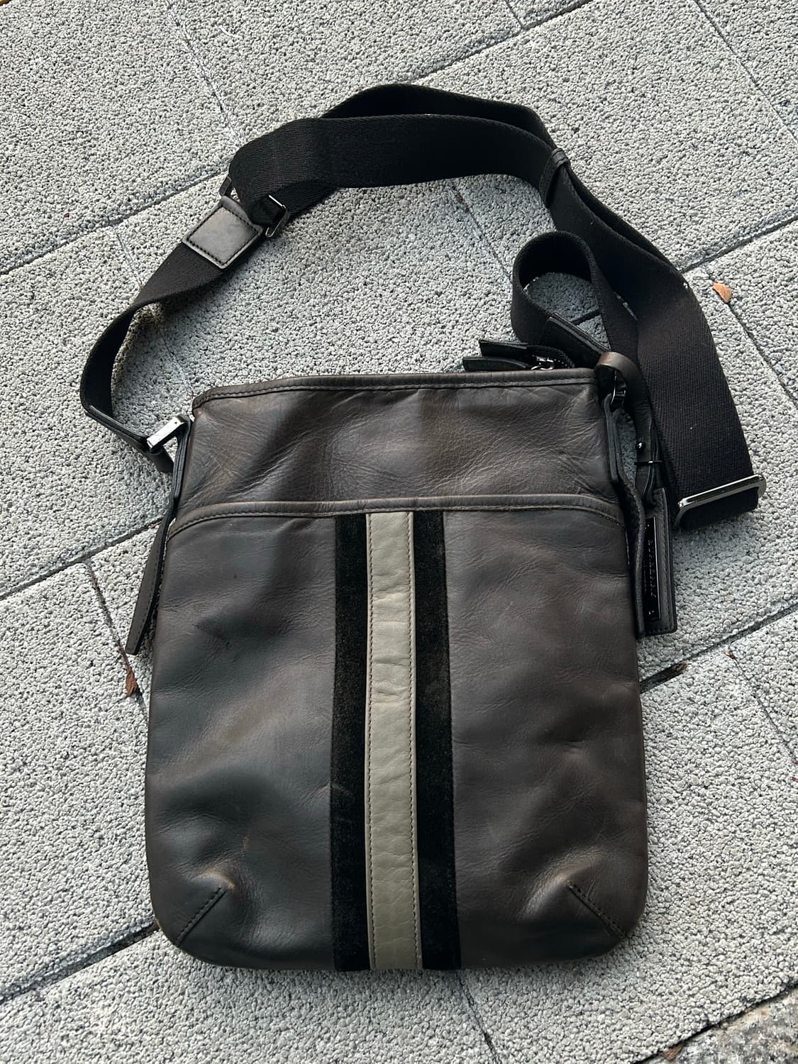 2000s 버버리 블랙라벨 레더 블랙 크로스백 상품이미지2