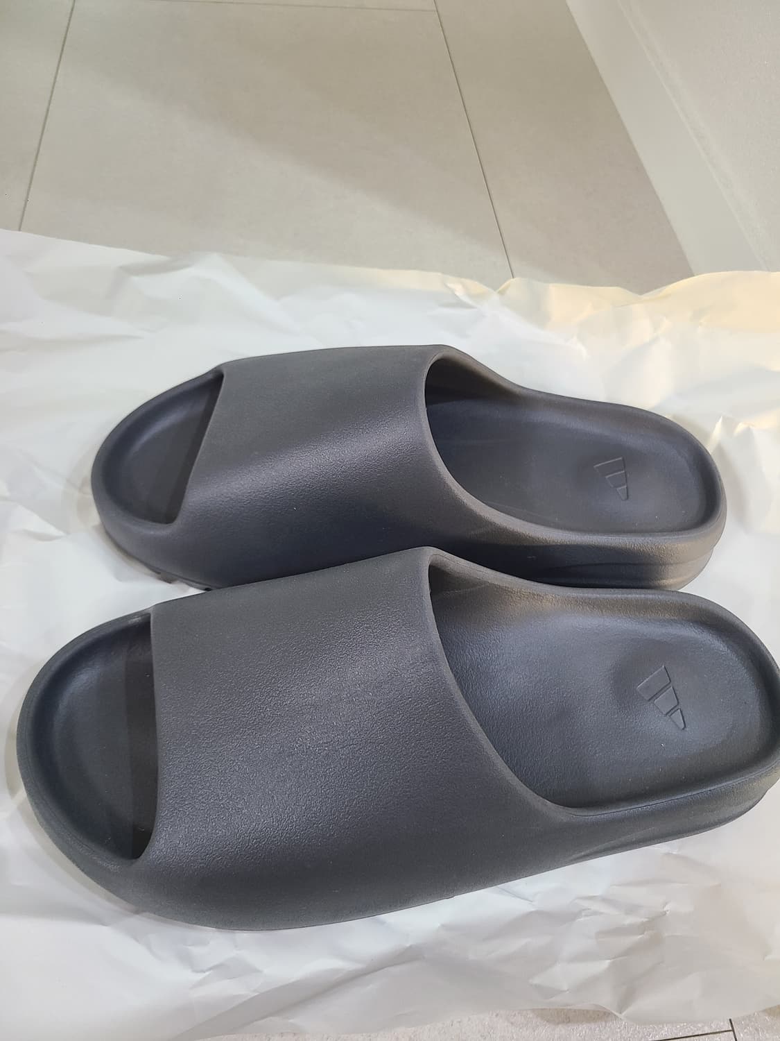 [305] 아디다스 이지 슬라이드 슬레이트 그레이 상품이미지1