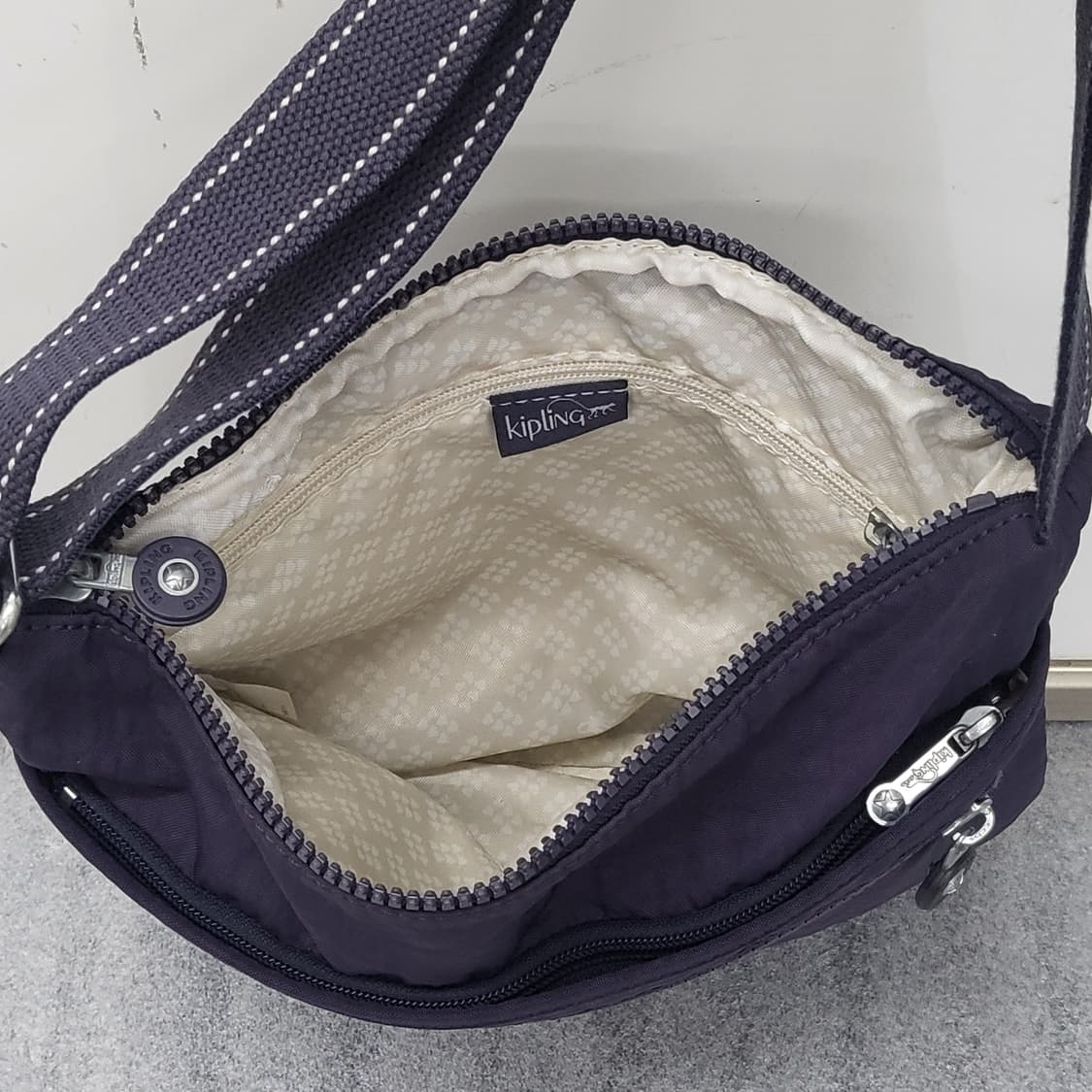 상태좋은 가볍고 편한 키플링 크로스백 퍼플 29x25cm 상품이미지7