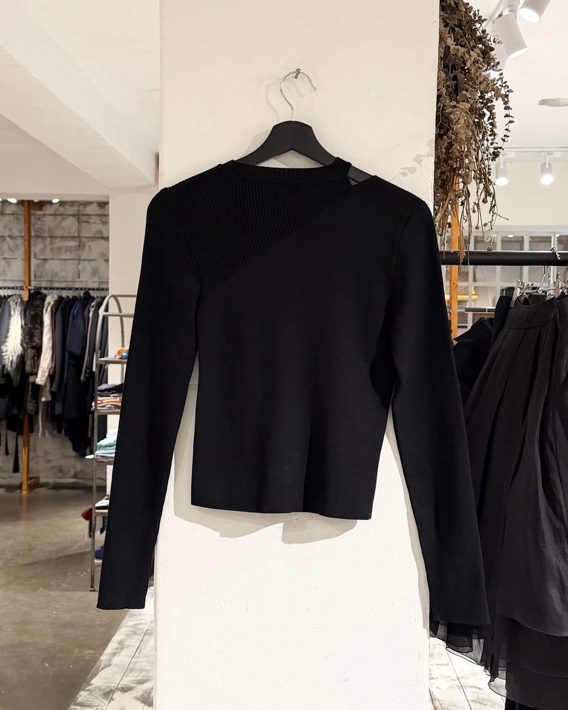 베르수스 베르사체 블랙 컷아웃 골드 세이프핀 장식 니트 상품이미지6