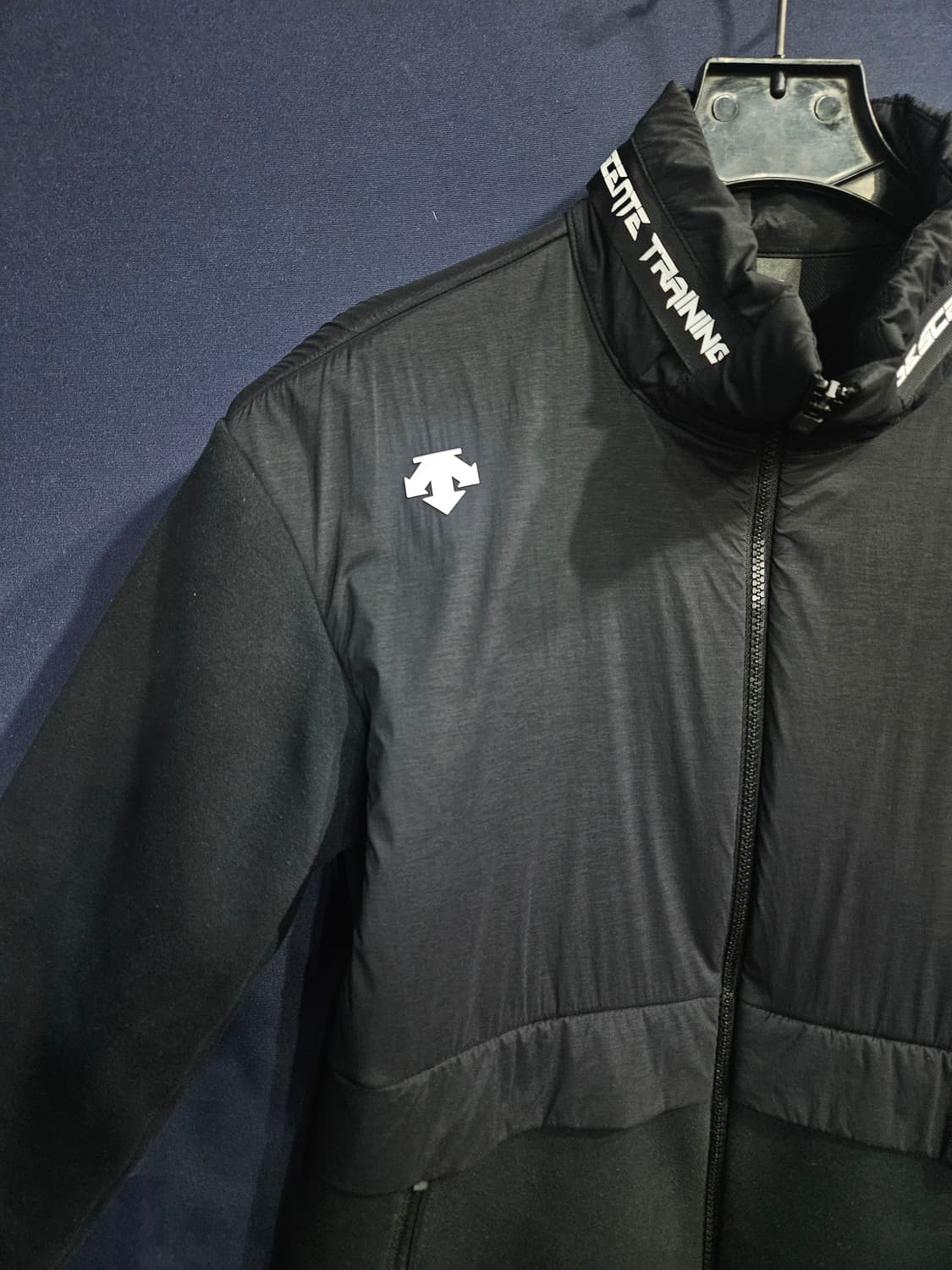 데상트 블랙컬러 남성 세미오버핏 95 후드 집업자켓  상품이미지4