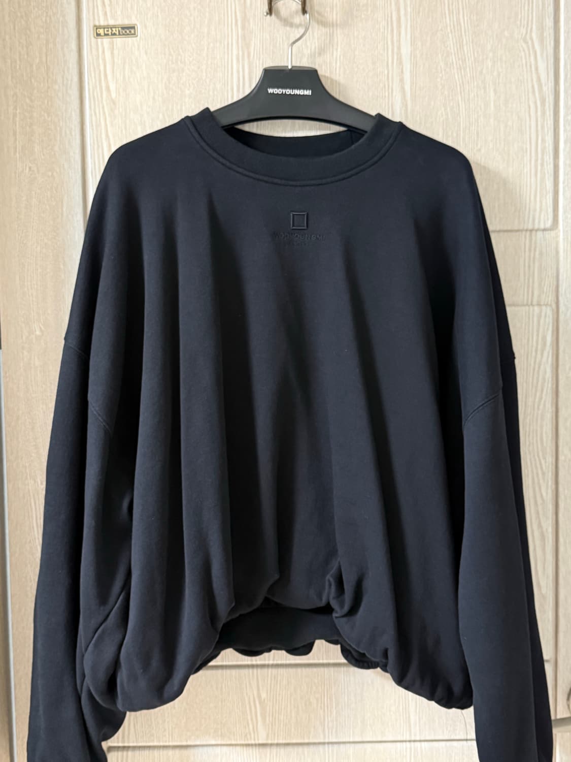 우영미 블랙 오버핏 스웨트 셔츠 48. 상품이미지1