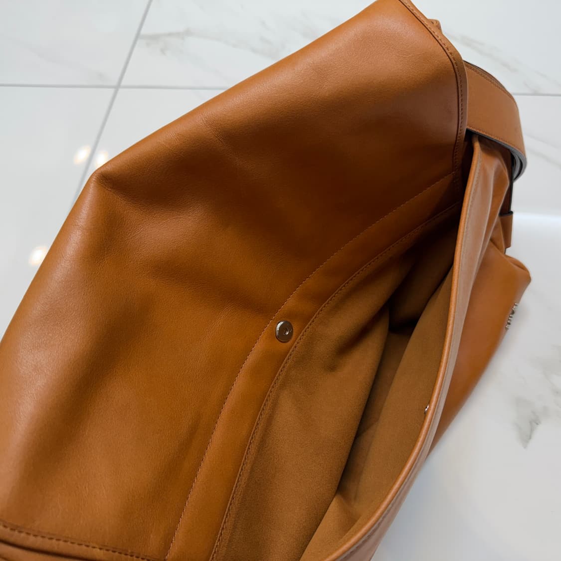 아더에러 브리드 메신저 백 카멜 상품이미지10