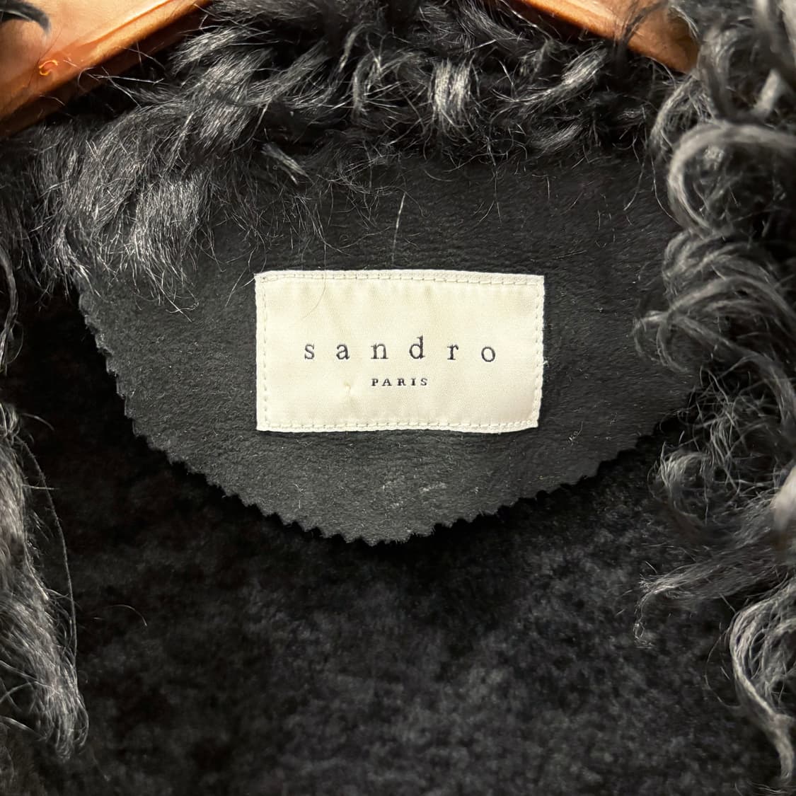 산드로 레더 무스탕 롱 자켓 넥 라인 퍼 트리밍 사선 지퍼 디테일 블랙 상품이미지7