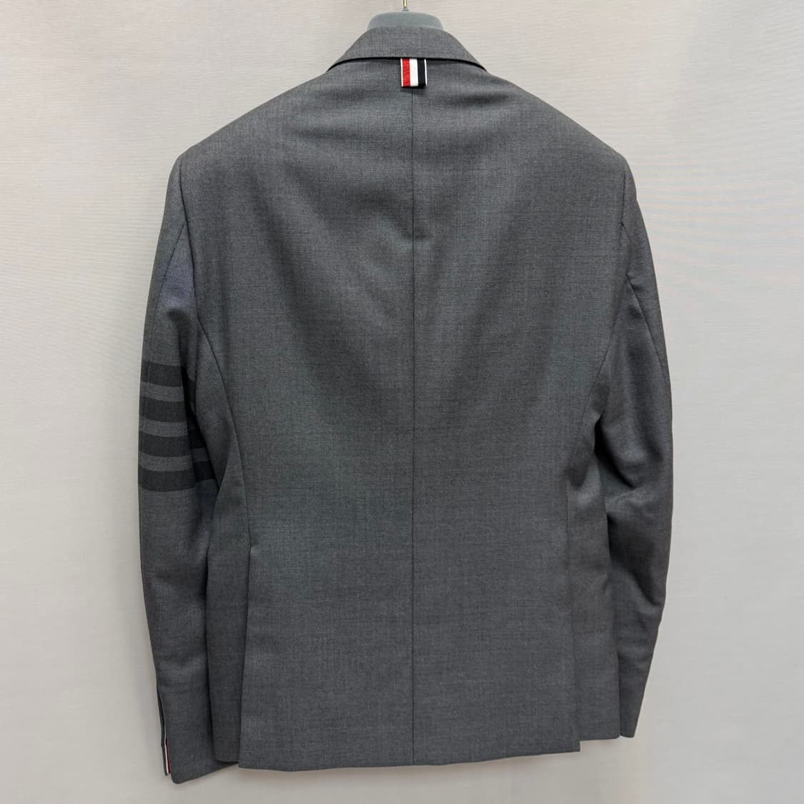 톰브라운 하이암홀 사선 블레이저 ( 100 34 ) 상품이미지7