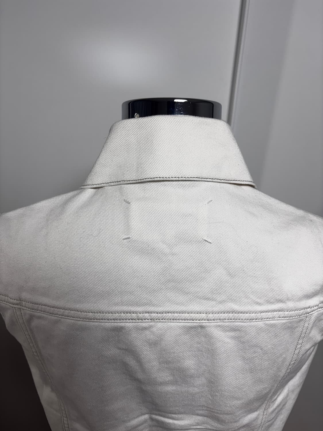 새상품) 21SS 메종 마르지엘라 포스티치 화이트 데님 베스트 상품이미지4