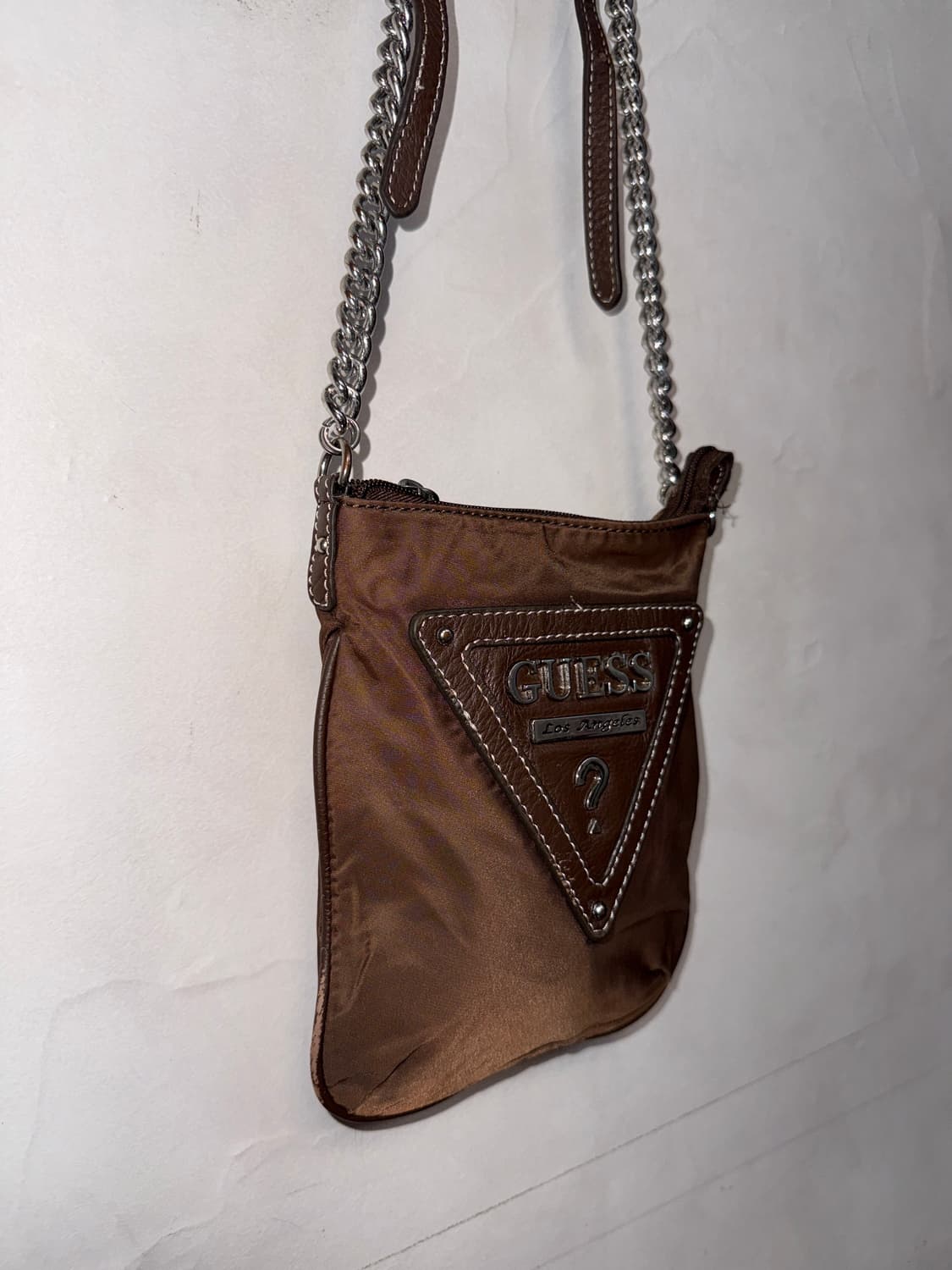 GUESS brown logo chain cross bag 상품이미지3
