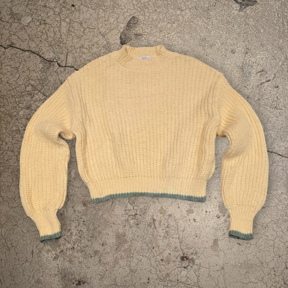 earth music & ecology 크롭 드롭숄더 벌룬 스웨터 상품이미지1