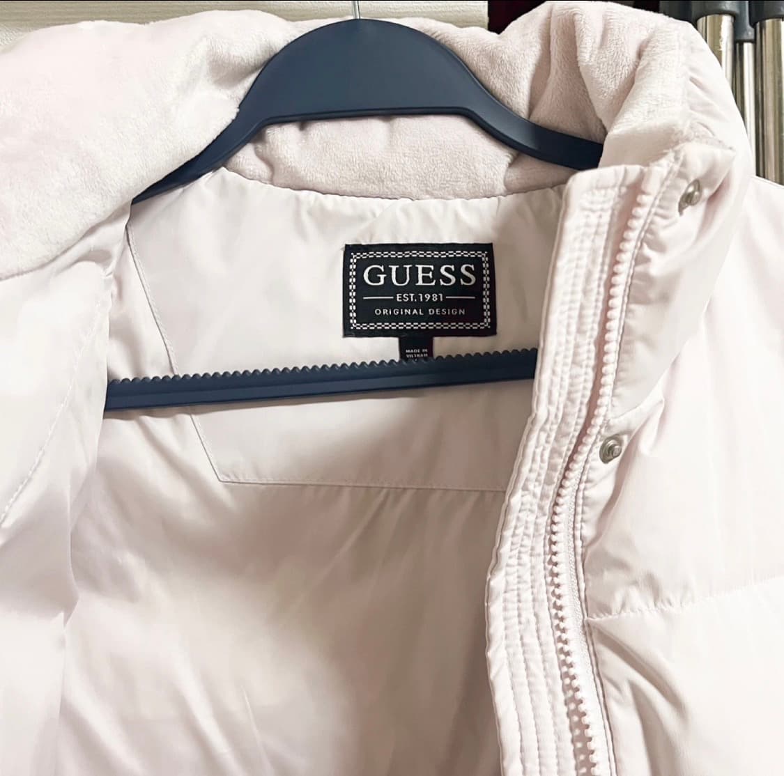 게스 오리털 하이넥숏푸퍼패딩 라이트핑크 상품이미지3