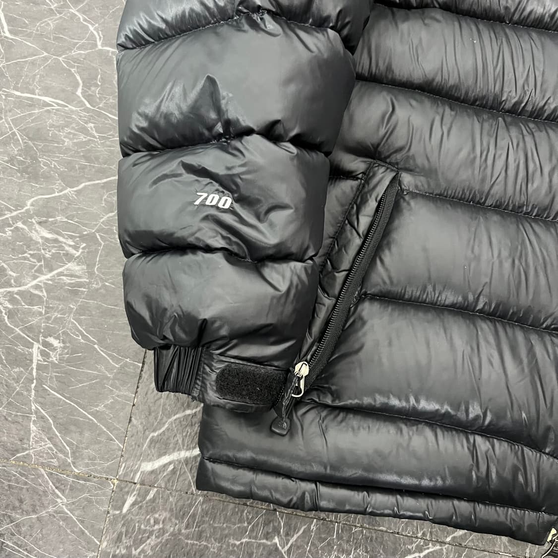노스페이스 로고 700 유광 블랙 투웨이 패딩 점퍼자켓 상품이미지5