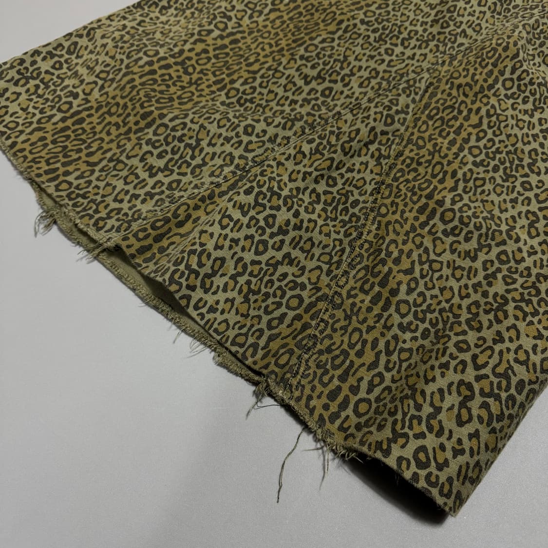 네펜데스(NEPENTHES) 올리브 레오파드 패턴 코튼 컷오프 롱 스커트 상품이미지7