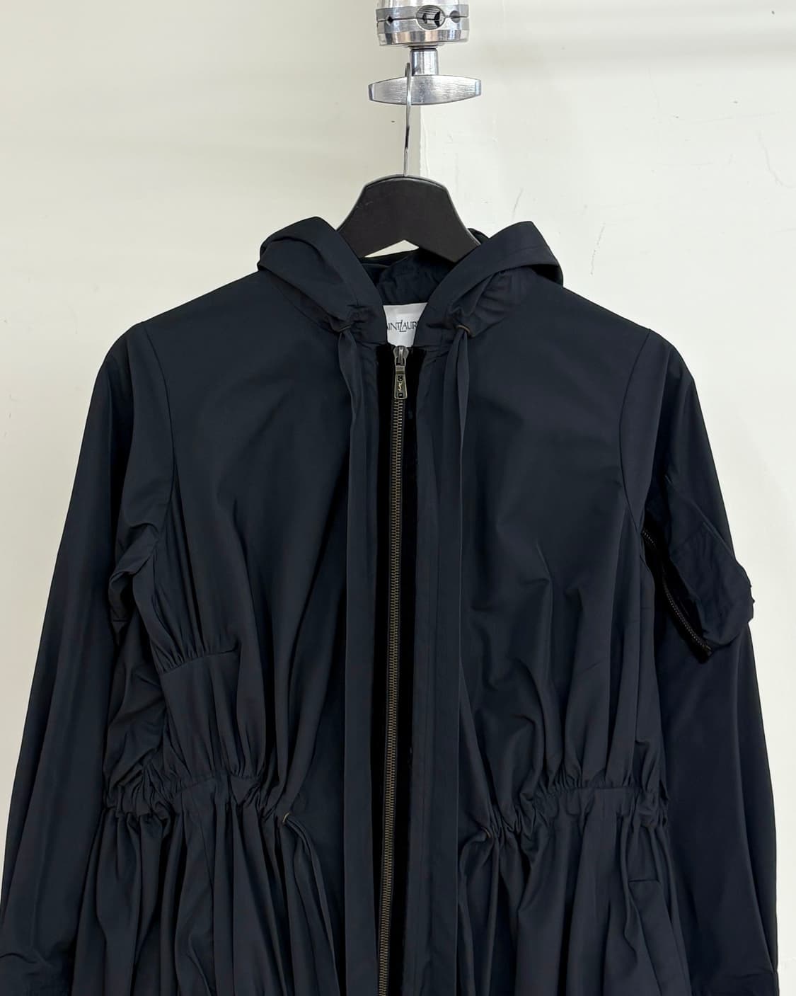 입생로랑 블랙 셔링 후디 롱 자켓 상품이미지2