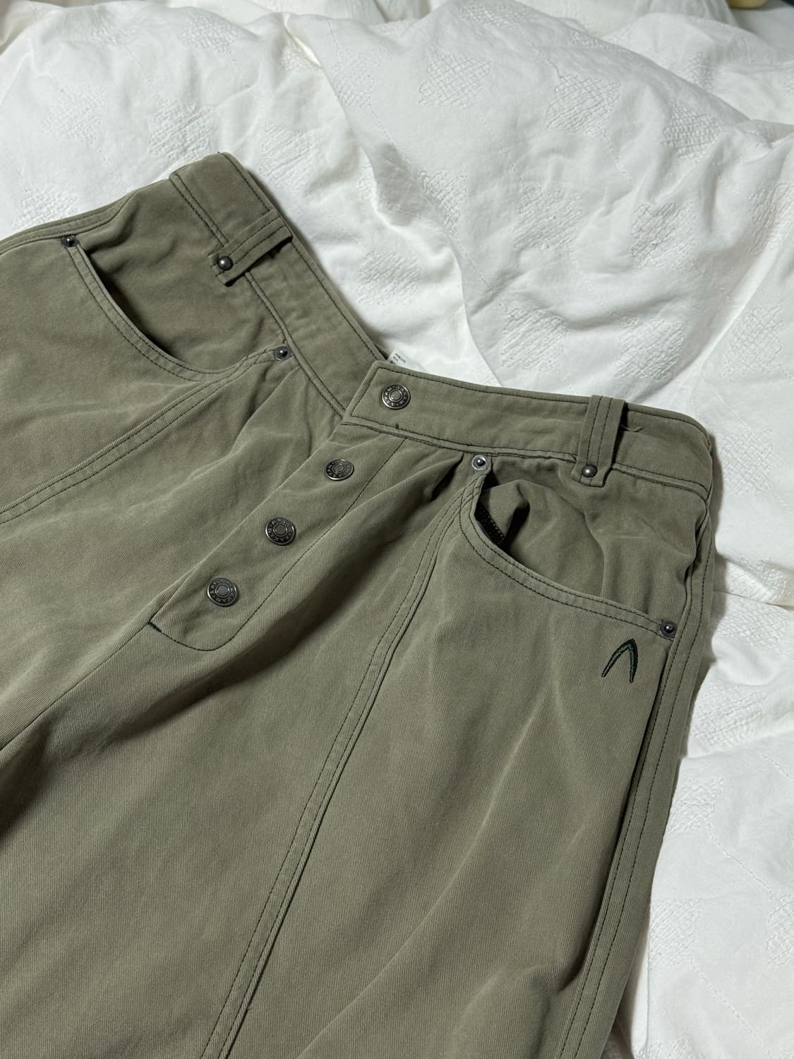 아캄 Knee Pin-tuck Studeed Cotton Pants 카키 상품이미지1