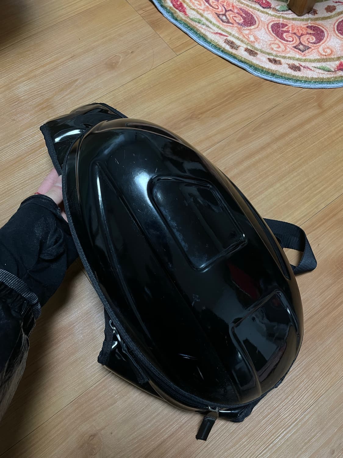 디젤 1DR-팟 하드 쉘 슬링백 가방 블랙 상품이미지1