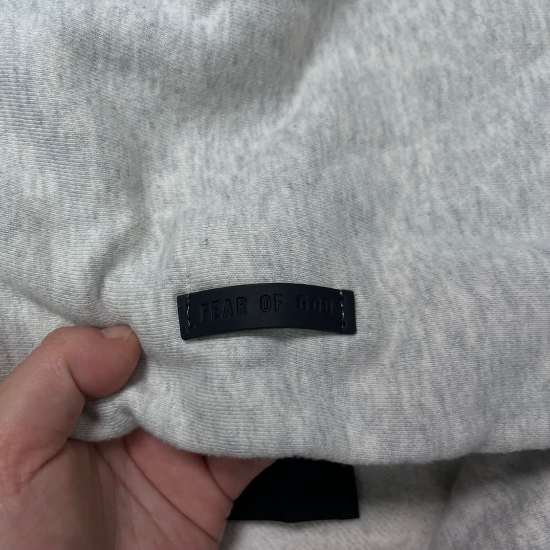 105 피오갓 에센셜 모나크 fg 로고 크림 후드티 상품이미지4