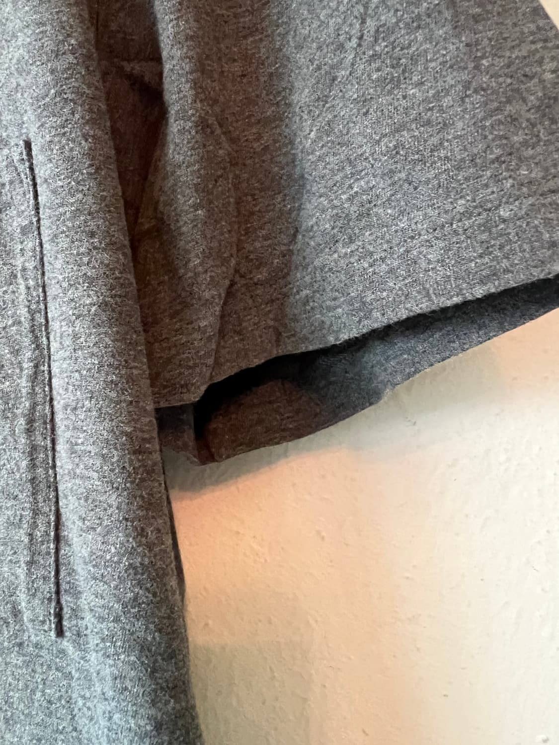 띠어리 남성 차콜그레이 코튼반팔티셔츠 라운드티셔츠 상품이미지4