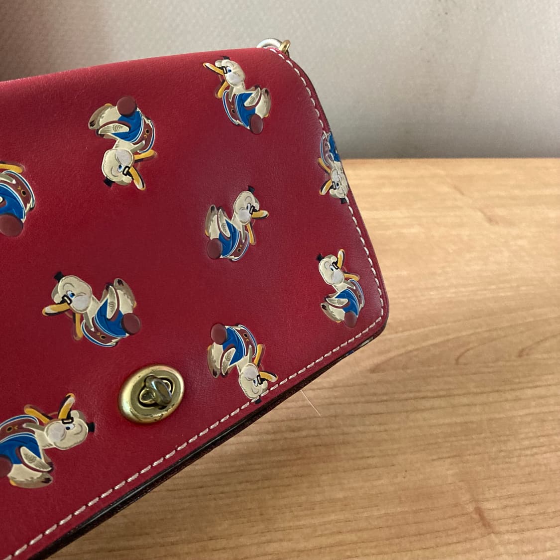 코치 도날드덕 레드 크로스백 상품이미지5