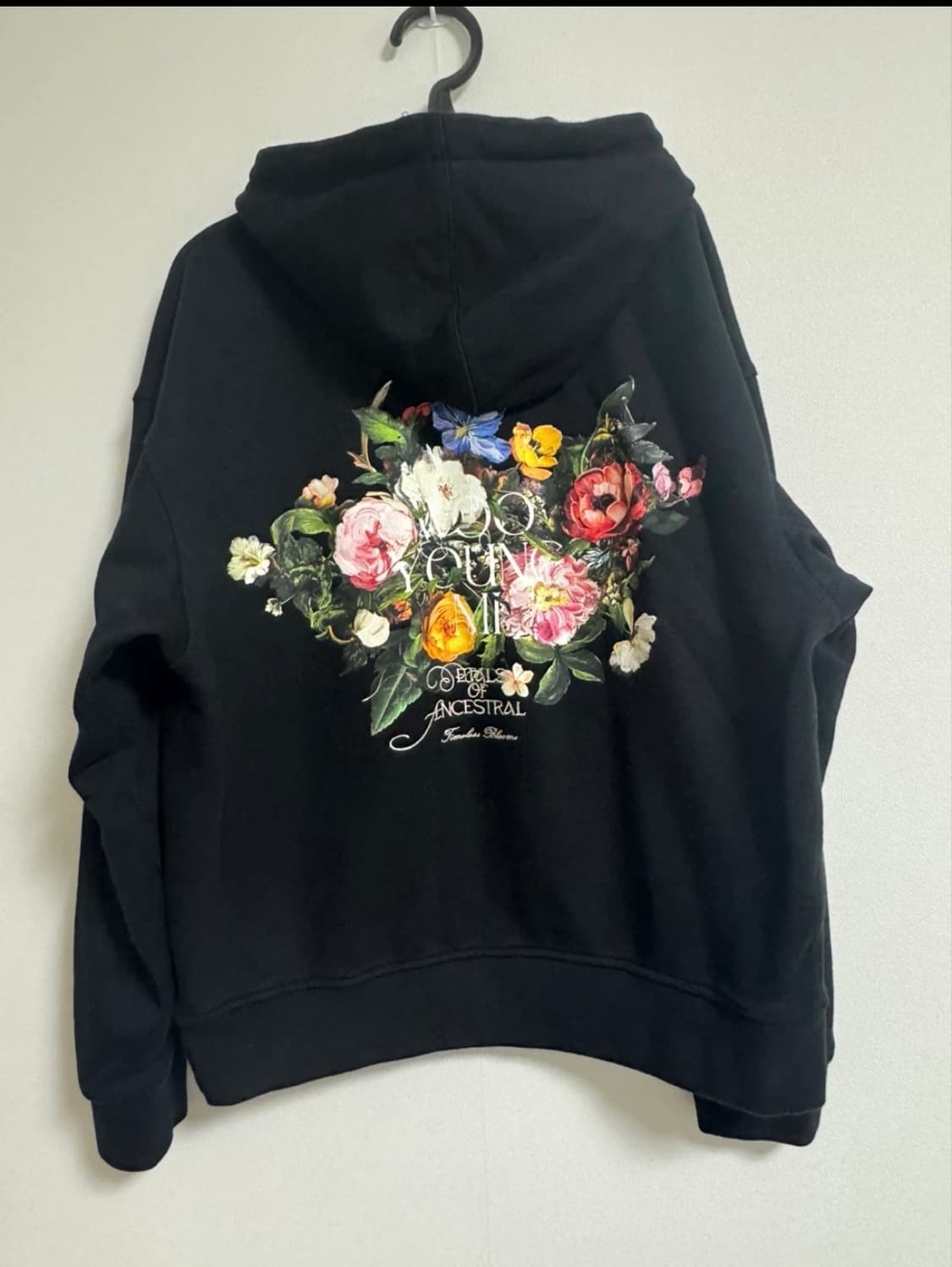 (44)우영미 15fw 플라워 백프린팅 후드티 검정(백화점판) 상품이미지1