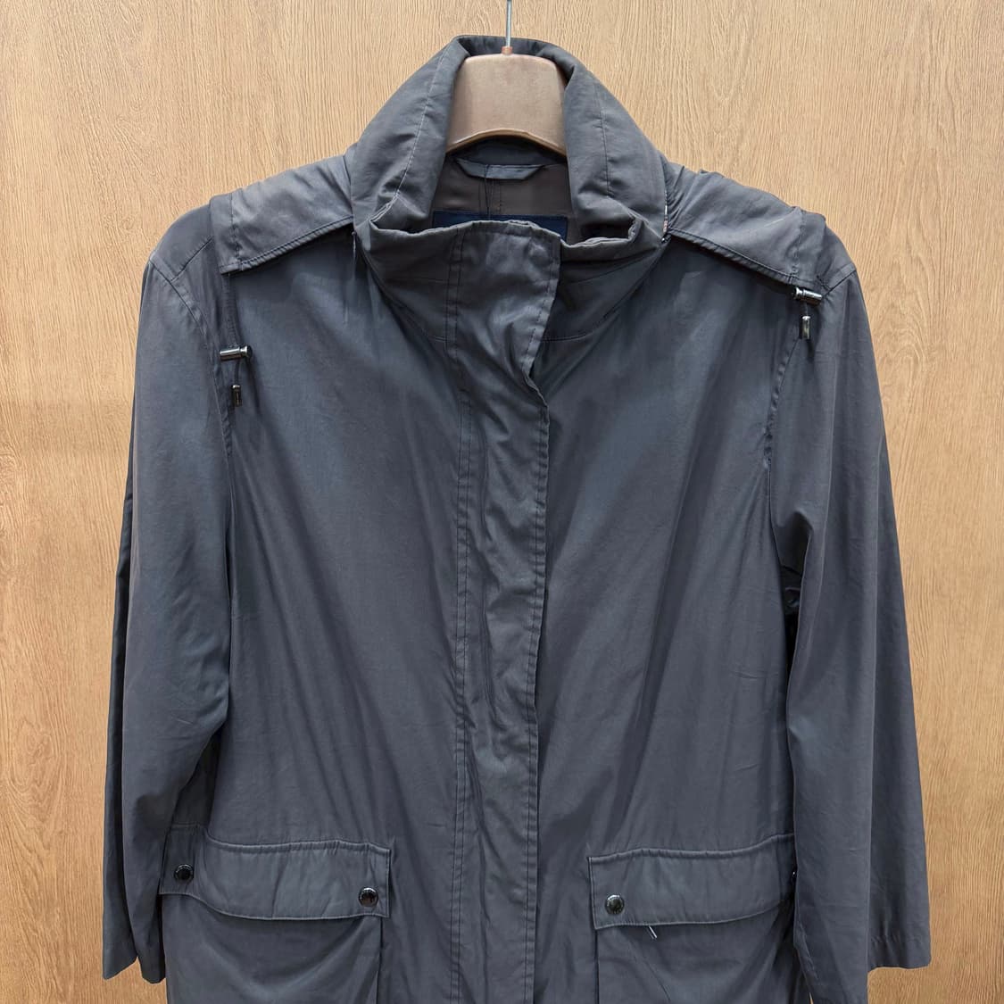 버버리 라이트웨이트 트래블 자켓 내장형 후드 플랩 포켓 디테일 차콜 상품이미지4