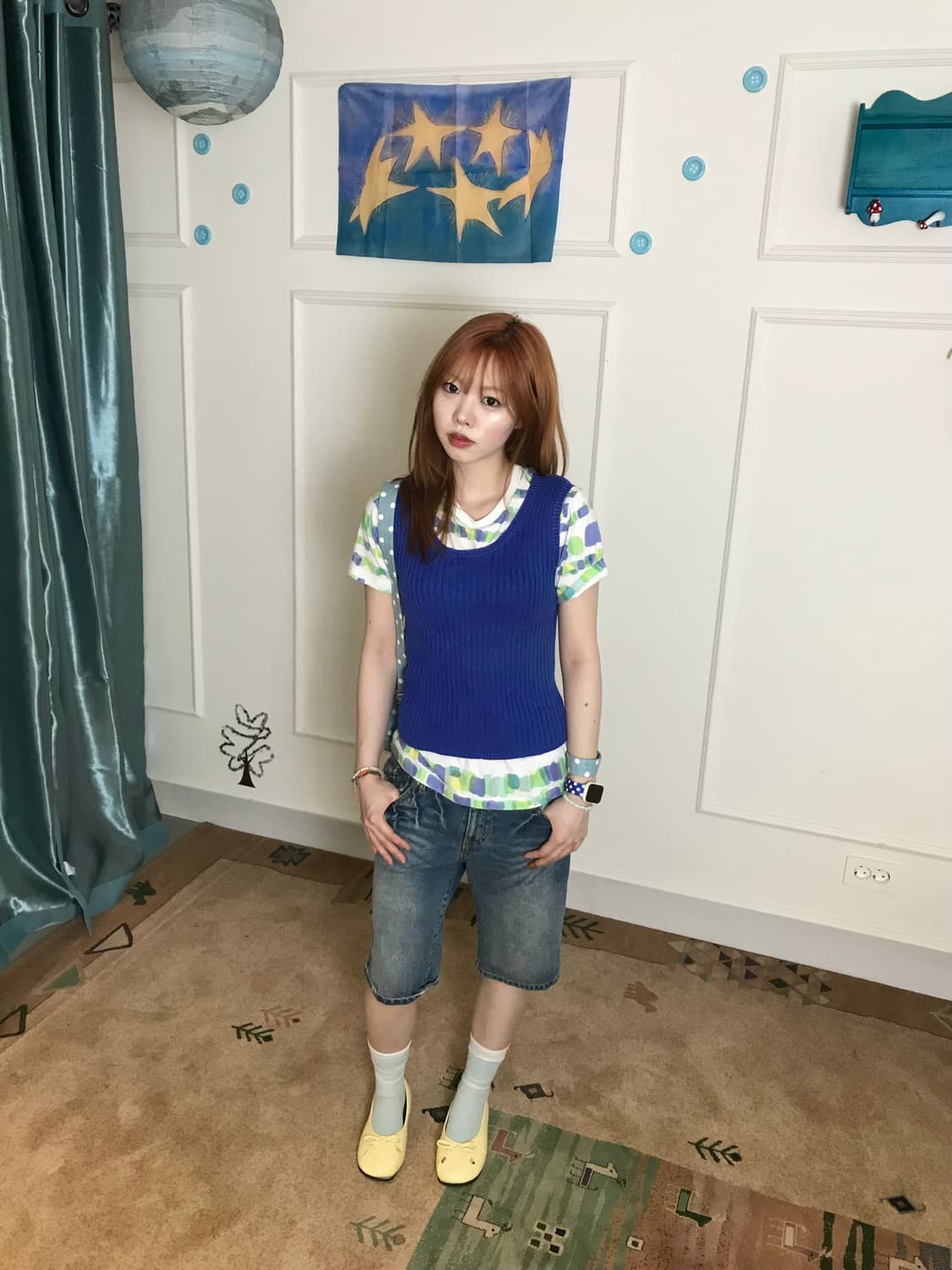 블루 니트 베스트에 알록달록 패턴 티셔츠를  더한 키치한 무드••🫐  상품이미지2
