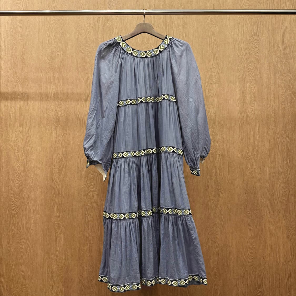 토리버치 자수 트리밍 보헤미안 티어드 원피스 볼륨소매 셔링 디테일 블루 상품이미지3