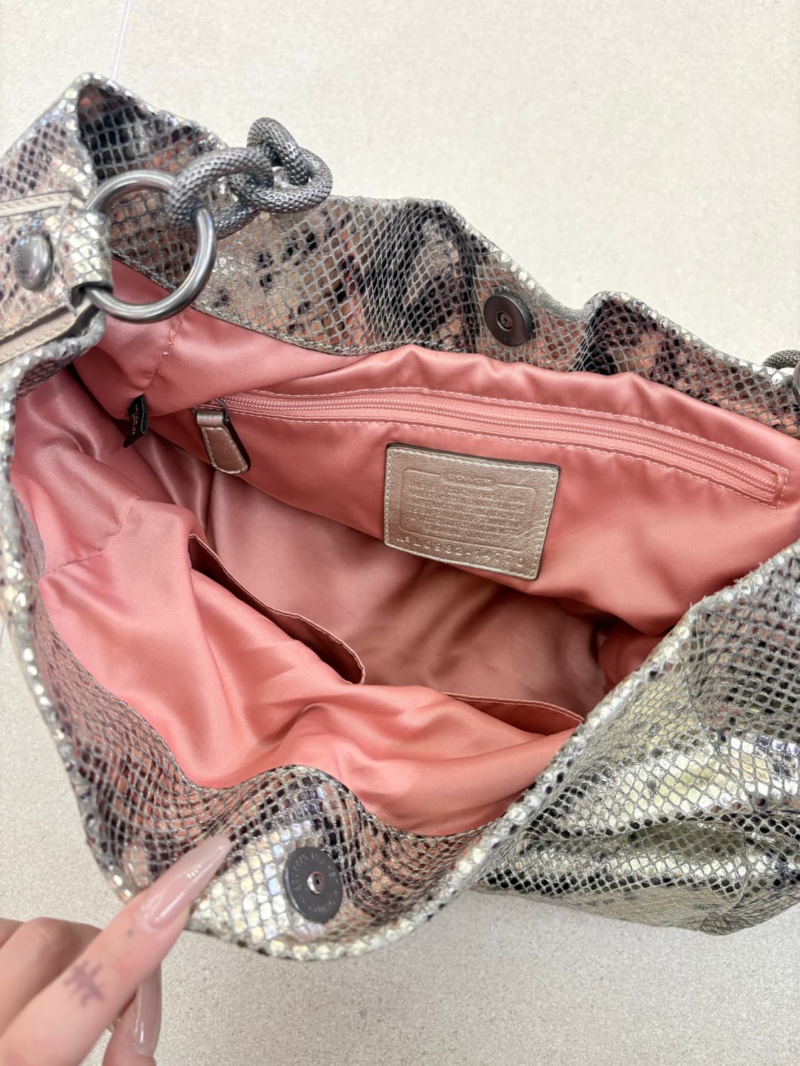 코치 뱀피 갸루 숄더백 상품이미지8