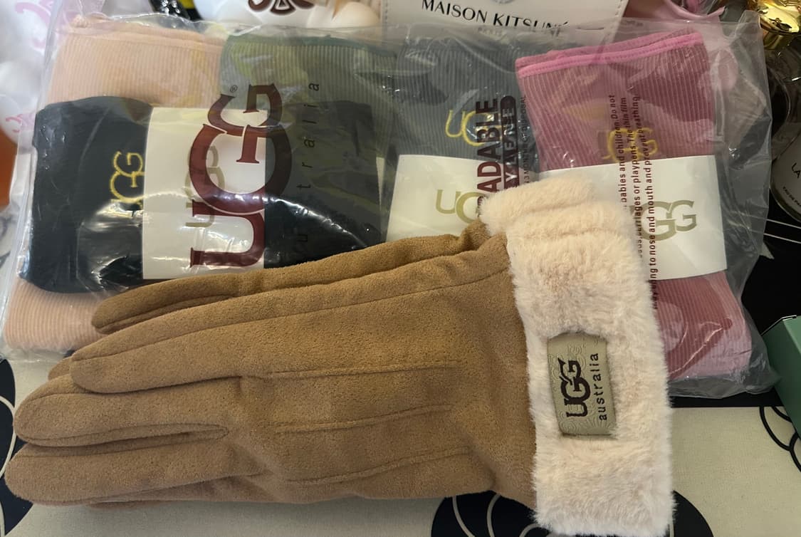 UGG 어그 베이지 스웨이드 퍼 장갑&양말세트 상품이미지1