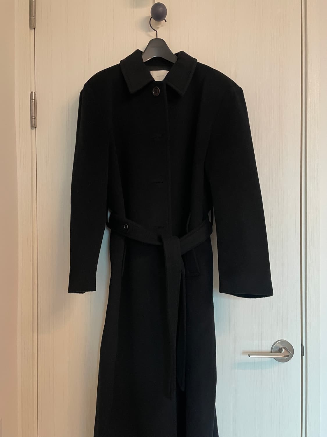 아모멘토 25FW 싱글 브레스티드 롱코트 블랙 상품이미지4