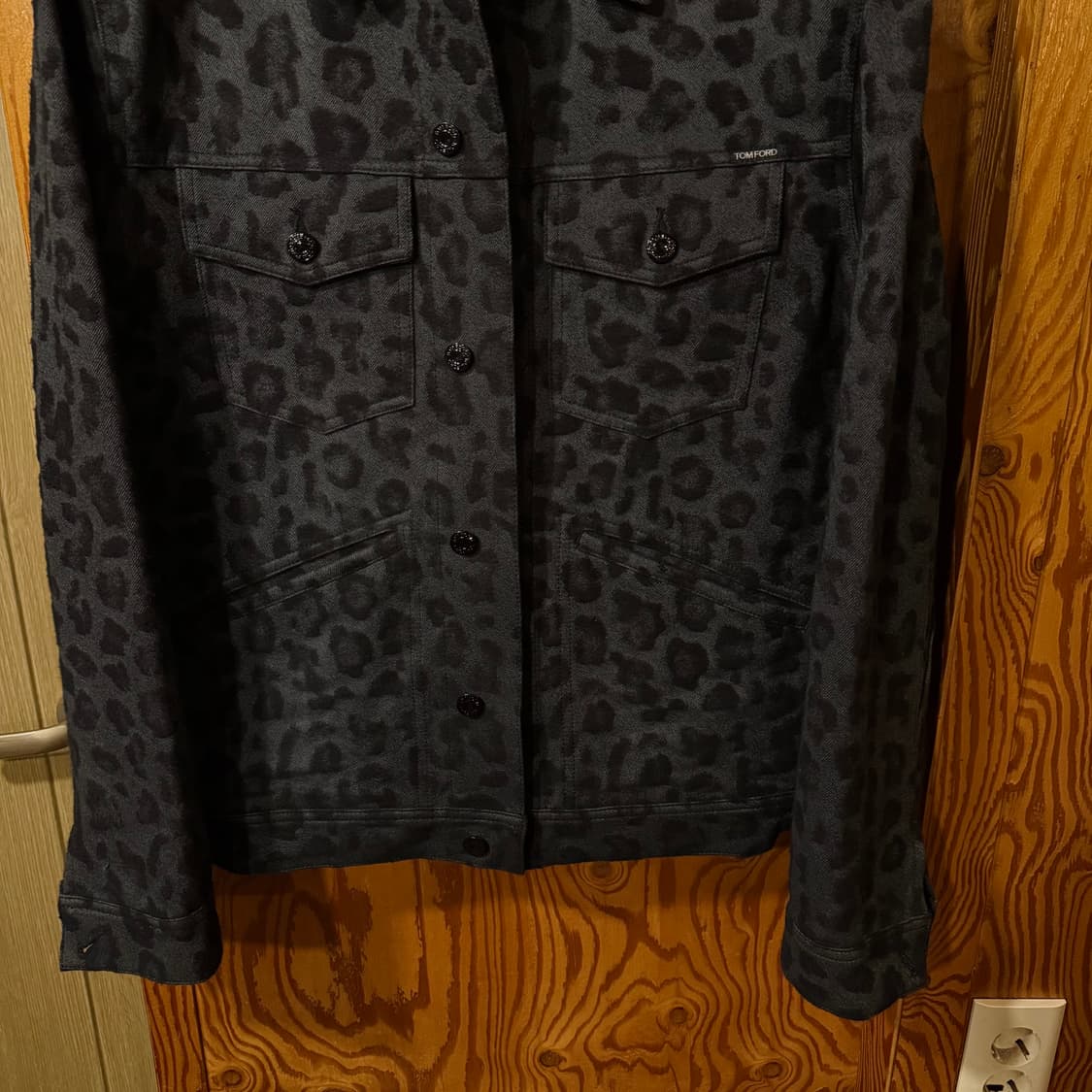 톰포드 레오파드 트러커 자켓 판매 합니다. 상품이미지3