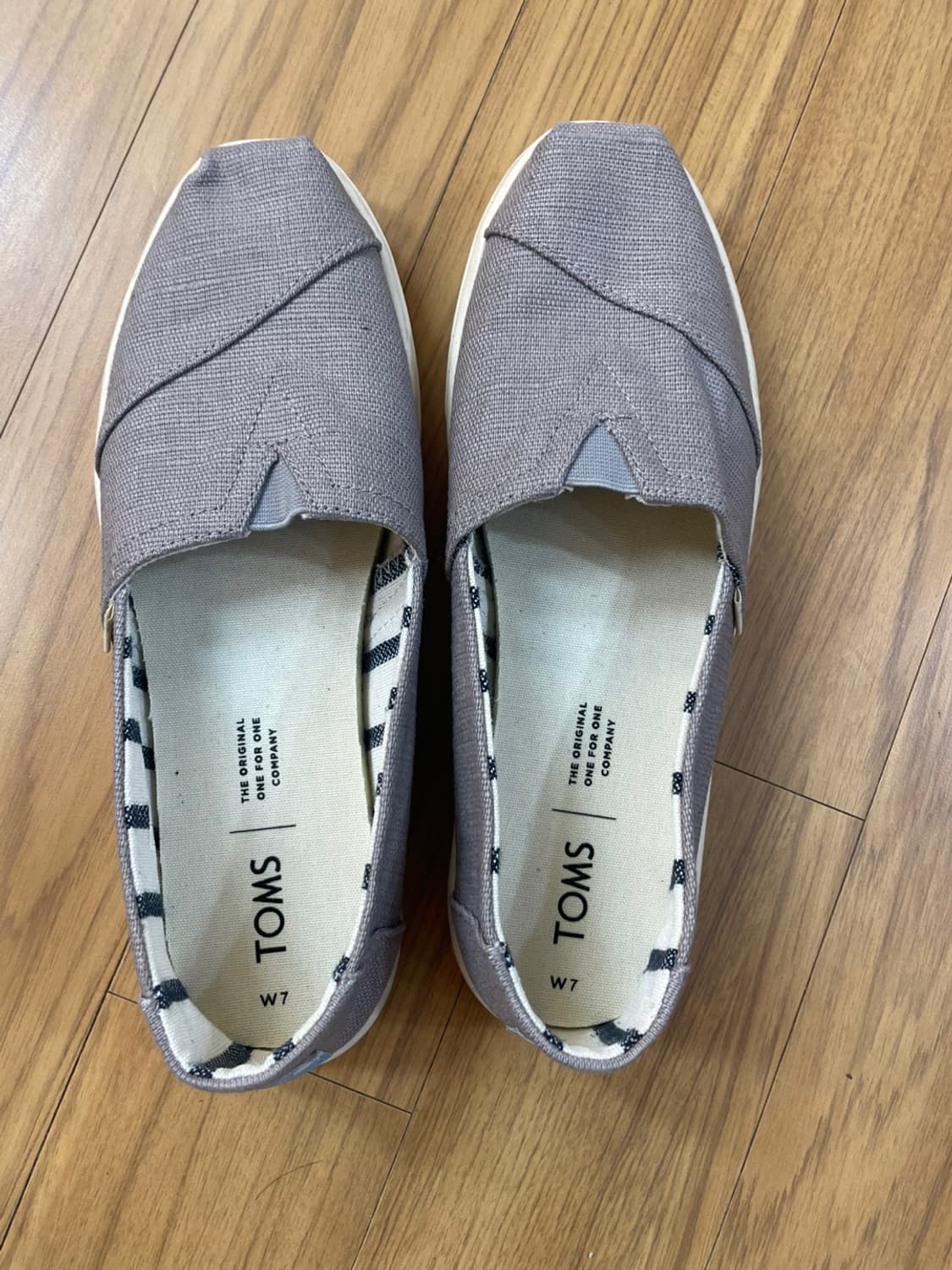 TOMS 톰스 슬립온 신발입니다.

- 색상은 회색이에요
- 사이즈는 2 상품이미지1