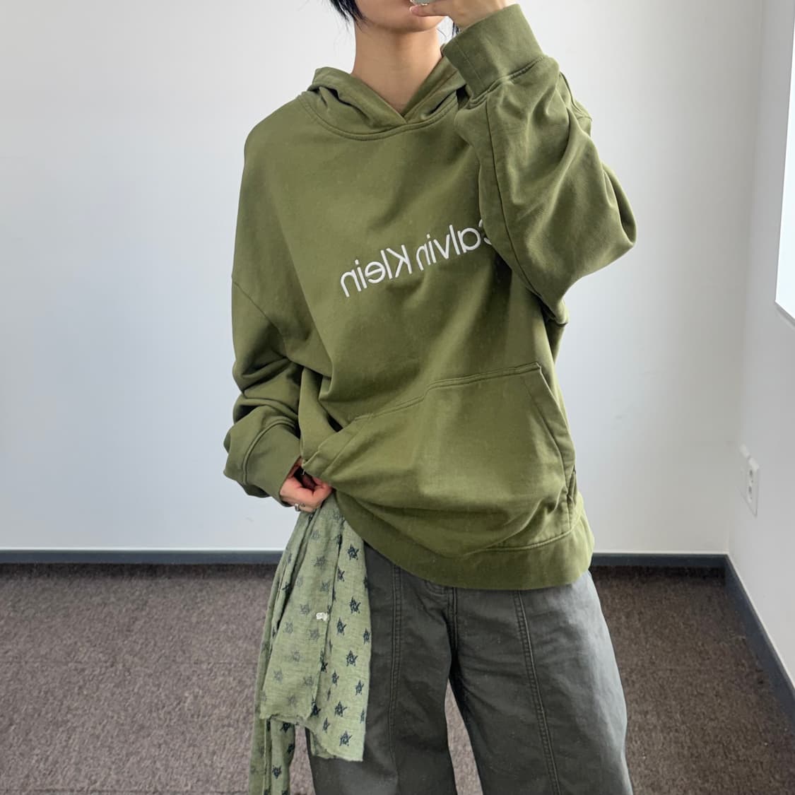 Calvin Klein 캘빈클라인 스펠아웃 로고 올리브 후드티 상품이미지1