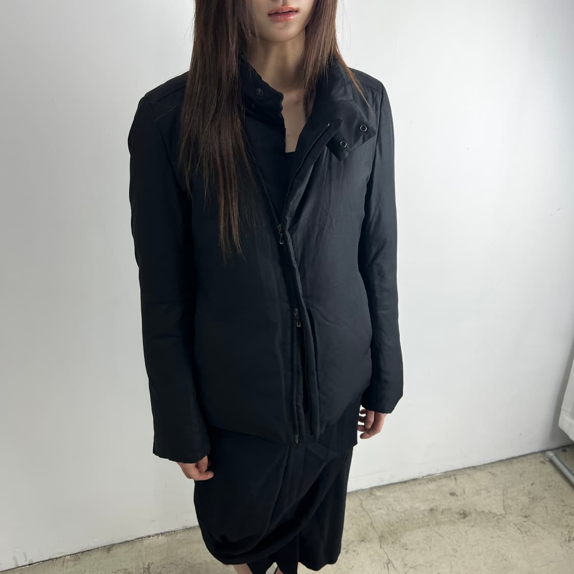 카즈유키 쿠마가이 어태치먼트 사선 집업 다운 자켓 블랙 상품이미지4