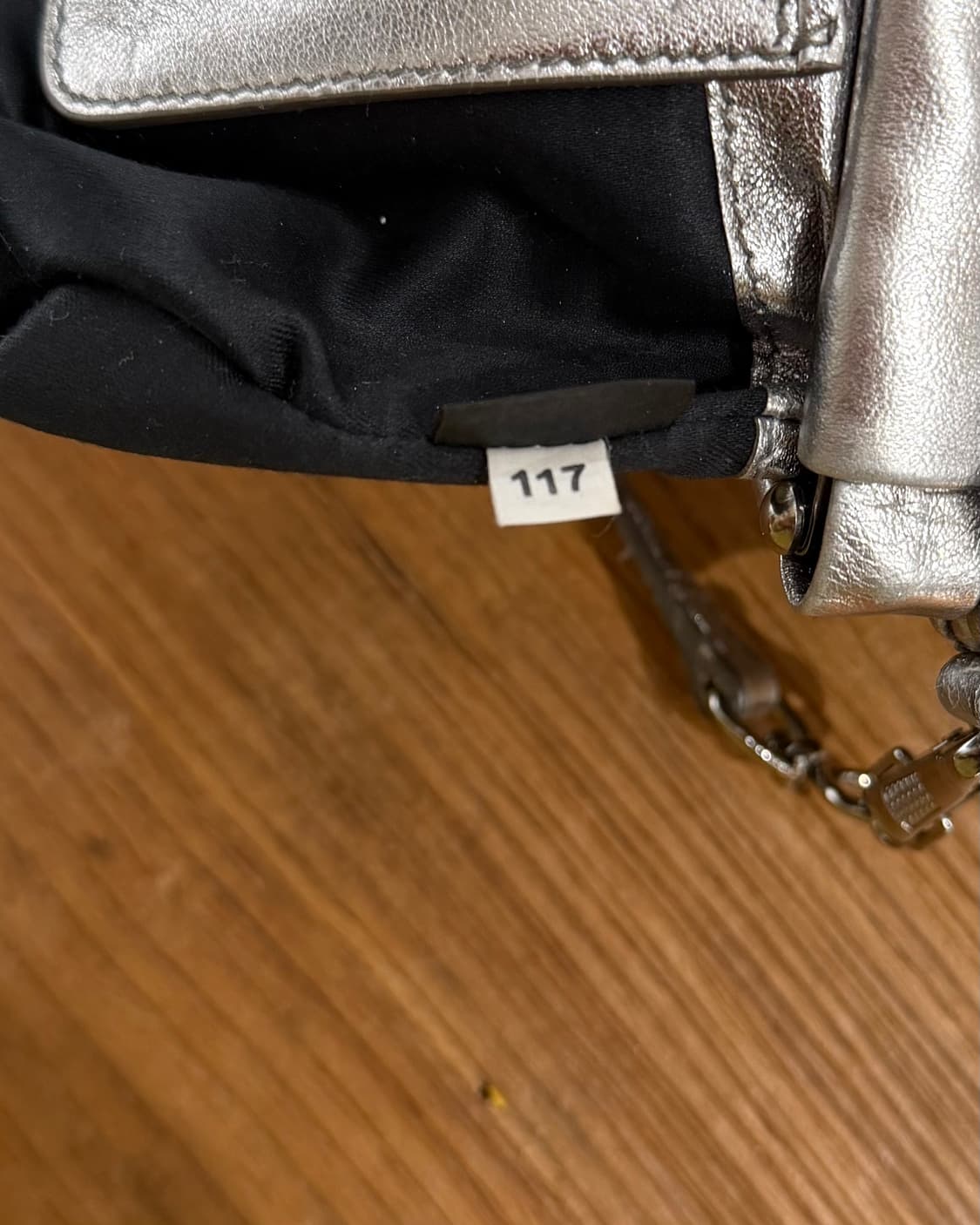 미우미우 실버 마테라쎄 클러치 상품이미지10