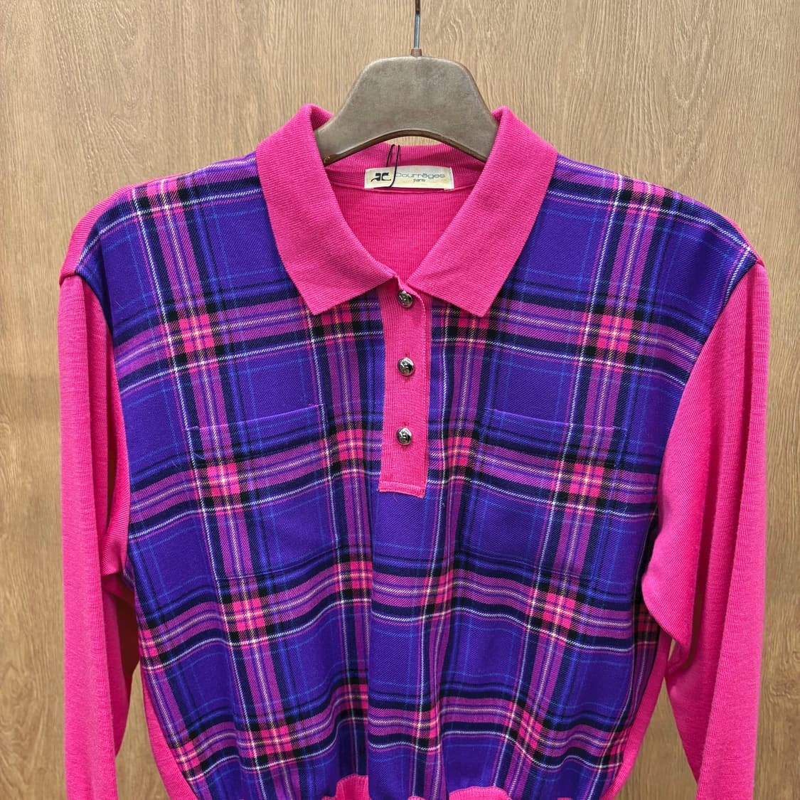 꾸레쥬 울 카라 니트 퍼플 체크 배색 로고 버튼 디테일 레귤러핏 핑크 상품이미지4