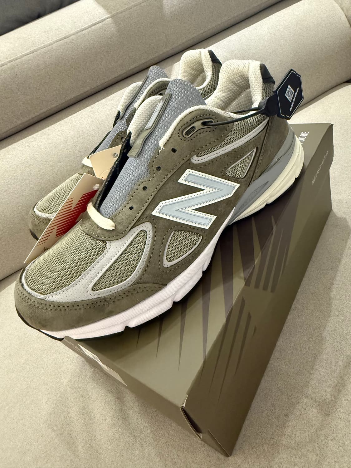 뉴발란스 990v4 에메레온도르  상품이미지1